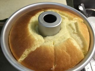 原味戚风蛋糕（6寸烫面法）,取出戚風蛋糕，烤箱先微微打開放著讓溫度稍微降一點。拿麵包刀在表面稍微畫上幾條線（約0.5公分深），烤完以後蛋糕上頭會裂得比較好看。（這個動作要快，不要讓戚風蛋糕在室溫放太久，表面會消風得很快）然後將蛋糕再一次放進烤箱（上頭我有用鋁箔紙蓋一下防上色太深），以140度烤約42分鐘，即可取出。