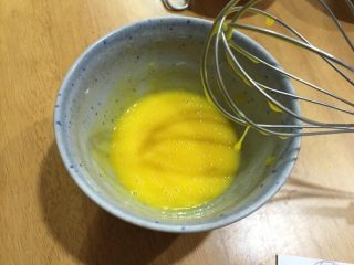 原味戚风蛋糕（6寸烫面法）,三個蛋黃先用打蛋器打散至均勻起泡後，加入牛奶拌勻。