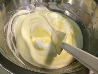 原味戚风蛋糕（6寸烫面法）,用蛋黃糊分三次加入蛋白霜中，用切（中間由上往下劃，像在寫J）、刮（刮鍋邊）方式將蛋黃糊和蛋白霜拌勻。（拌至看不見白色的蛋白霜，麵糊會呈現淡黃色；動作盡量輕、柔、快，不要攪拌到過頭，避免消泡嚴重，只要拌勻即可）