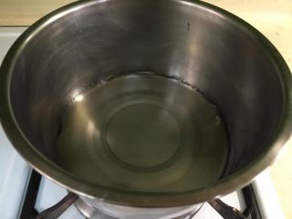 原味戚风蛋糕（6寸烫面法）,玉米油放入鍋中，用小火加熱至稍微起油紋後，關火。