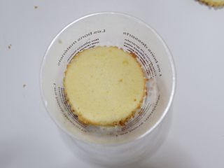 剩余麦芬大变身—可可脆片奶油蛋糕杯,在取中间大小直径的一片铺上去