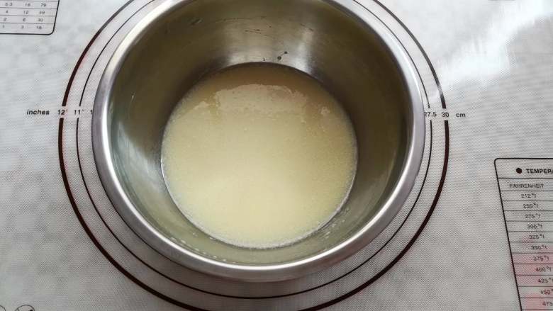 酸奶棉花糖戚风（焦糖味）,用手抽快速充分混合乳化