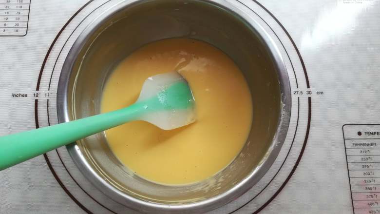 酸奶棉花糖戚风（焦糖味）,混合好的蛋黄糊放一边备用，同时预热烤箱