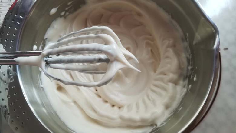 酸奶棉花糖戚风（焦糖味）,蛋白打发到提起打蛋头是短而尖的状态