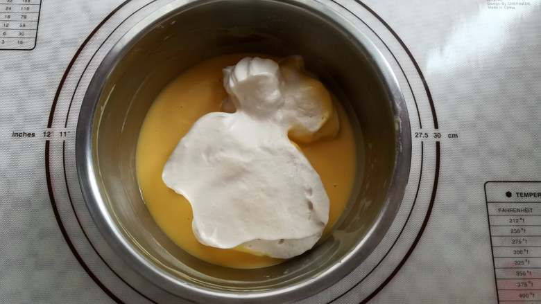 酸奶棉花糖戚风（焦糖味）,蛋白霜放三分之一到蛋黄糊里混合