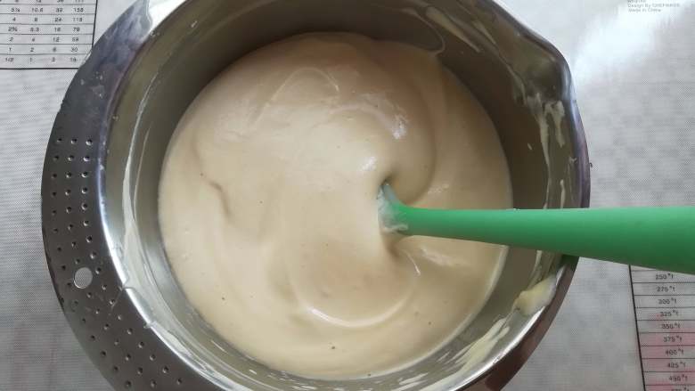 酸奶棉花糖戚风（焦糖味）,混合好的蛋黄糊再放入蛋白中混合均匀