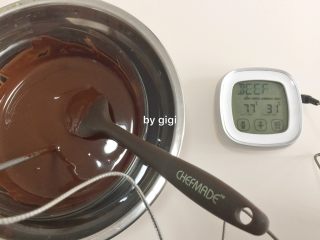 网红水果干巧克力,再坐热水中搅拌 待温度升至30至32度左右 离开热水