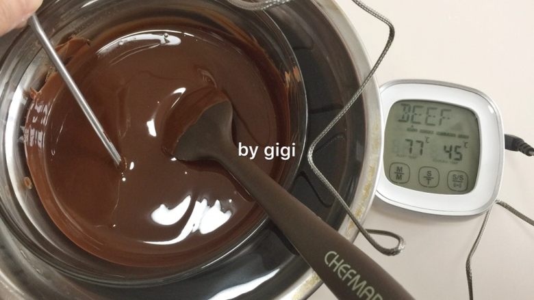 网红水果干巧克力,巧克力插入温度计 至45度左右离开热水 如果中途水温降下来 巧克力达不到45度 可以换一盆热水