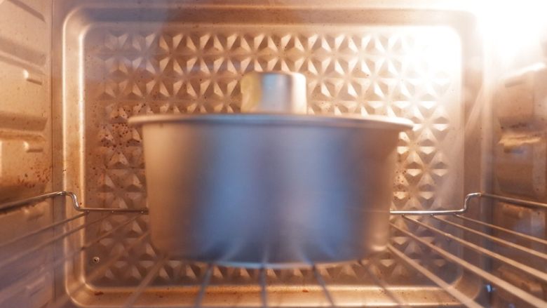 6寸基础戚风蛋糕—烫面法,烤箱预热170度，中下层，45分钟左右。