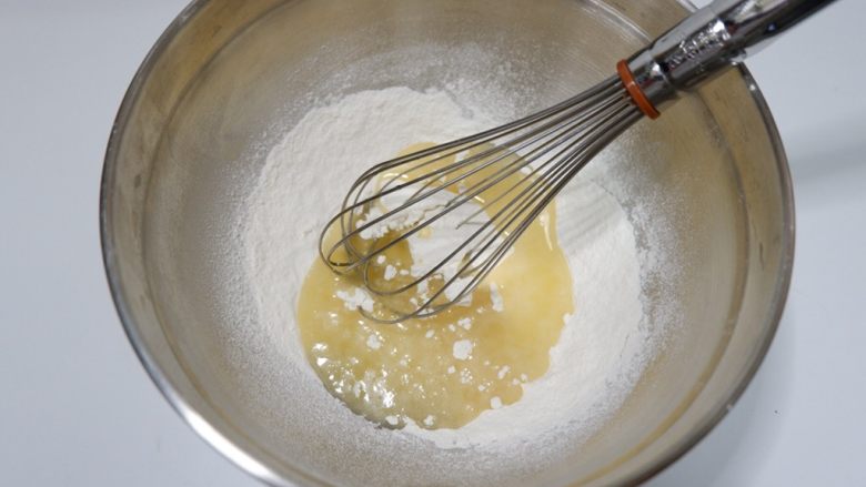6寸基础戚风蛋糕—烫面法,用蛋抽搅拌均匀