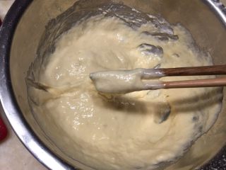 腊肠鲜虾盖浇面疙瘩,将调好的蛋液加入120克面粉中，在加入适量清水，搅拌均匀成如图所示即可。
