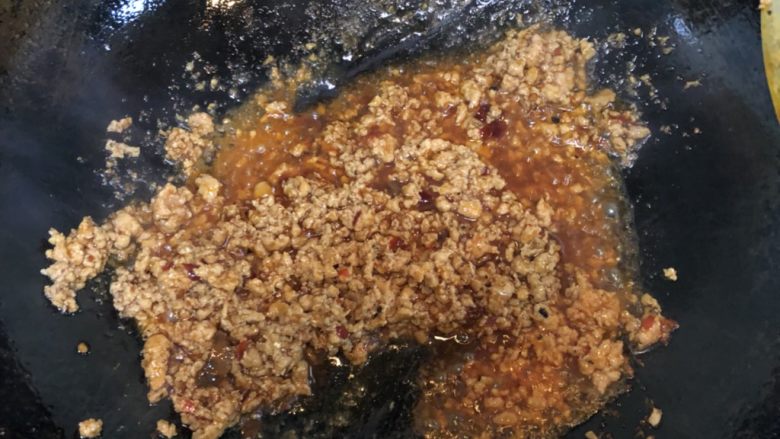 三味茄条,起油锅倒入猪肉，辣椒，一勺豆瓣酱，鸡精少许炒香，加入少许清水烧开，就可以盛盘了