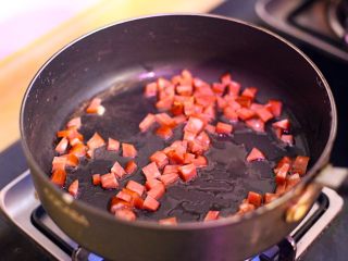 腊肠鲜虾盖浇面疙瘩,热锅下色拉油，爆香辣肠。