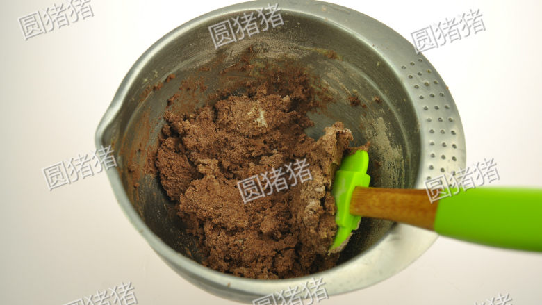 巧克力豆曲奇,用橡皮刮刀将粉类及油类拌匀成面团。不要看到半点的干粉。