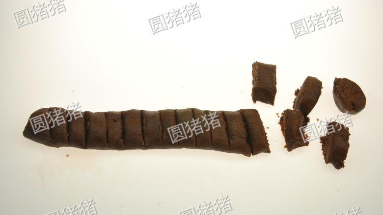 巧克力豆曲奇,将整好形的面团搓成长条状，用刮板切割成18等份。