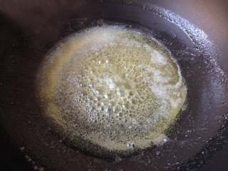 雪花酥,黄油放入不粘锅中，小火将其融化
