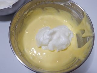酸奶戚风蛋糕—烫面法,再取剩余的蛋白的一般加入兜底搅拌均匀。