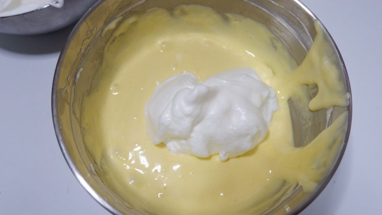 酸奶戚风蛋糕—烫面法,再取剩余的蛋白的一般加入兜底搅拌均匀。