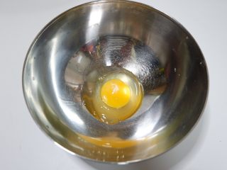 酸奶戚风蛋糕—烫面法,将鸡蛋打入盆中。
