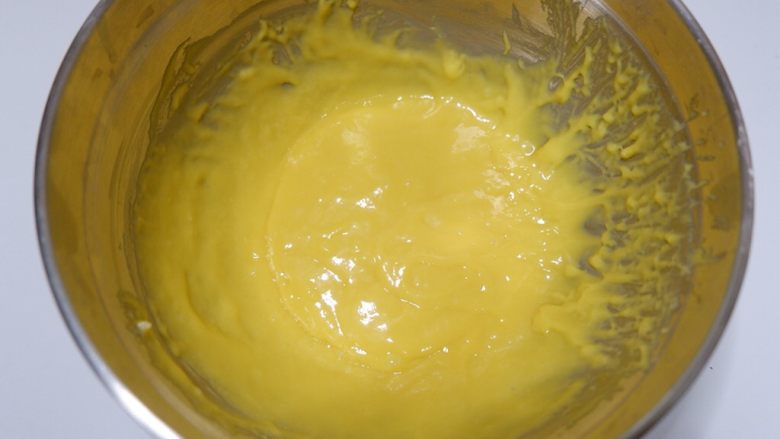 酸奶戚风蛋糕—烫面法,将蛋黄面糊搅拌均匀。