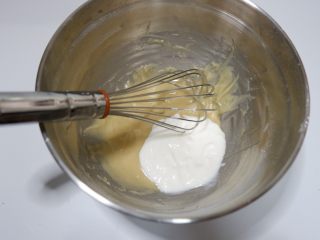 酸奶戚风蛋糕—烫面法,加入酸奶搅拌均匀备用。