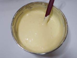 酸奶戚风蛋糕—烫面法,最后加入剩余的蛋白，依然兜底翻拌均匀。