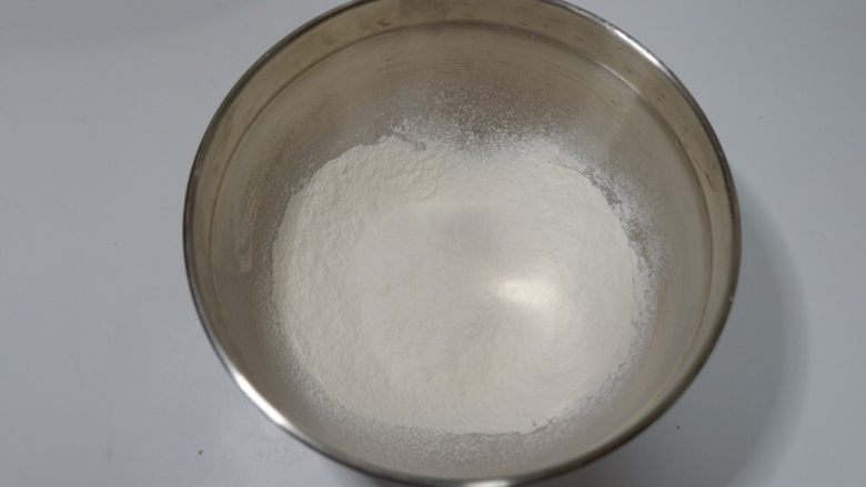 酸奶戚风蛋糕—烫面法,低筋面粉过筛到盆中备用