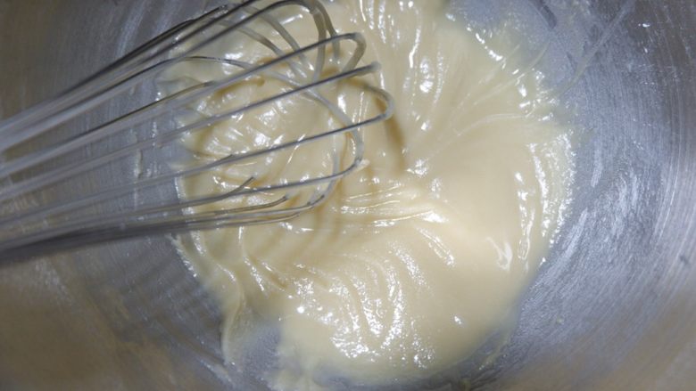 酸奶戚风蛋糕—烫面法,搅拌好面糊的质地与状态是这样就是对了。