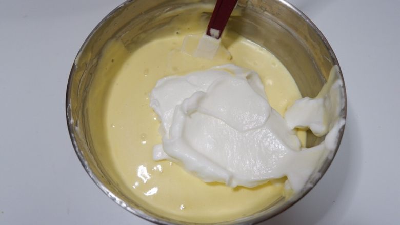 酸奶戚风蛋糕—烫面法,最后加入剩余的蛋白，依然兜底翻拌均匀。