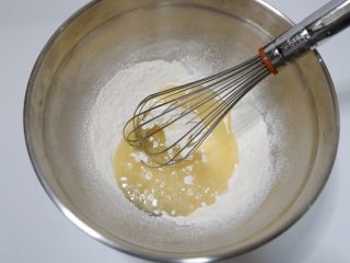 酸奶戚风蛋糕—烫面法,用蛋抽搅拌均匀