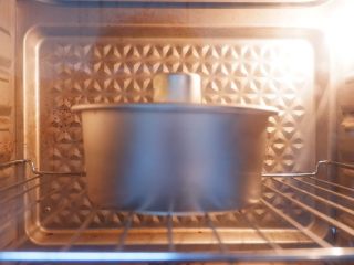 酸奶戚风蛋糕—烫面法,放入预热好的烤箱。