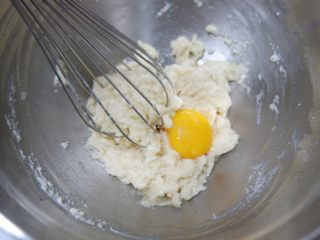 酸奶戚风蛋糕—烫面法,分次加入之前拌好的面糊中。