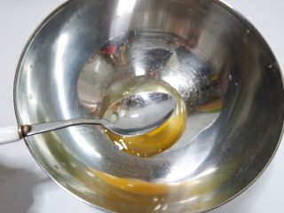 酸奶戚风蛋糕—烫面法,找一个小勺，挖出蛋黄。
你也可以不使用这个方法。但是我觉得很方便。
用你觉得舒服的方式就可以，将蛋黄蛋白分离就行。