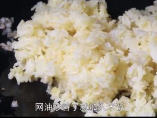 川菜大师版酱油炒饭,网油炒香加入米饭。