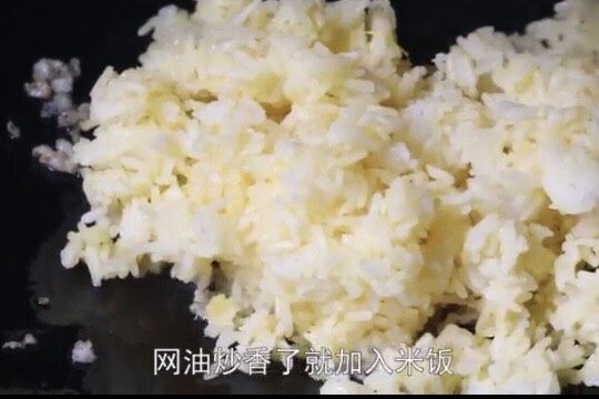 川菜大师版酱油炒饭,网油炒香加入米饭。