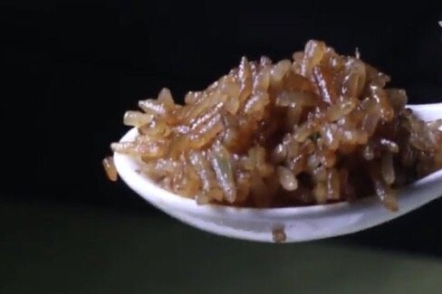 川菜大师版酱油炒饭,超级香！酱油炒饭就该用猪油！！！
