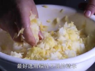 川菜大师版酱油炒饭,用手抓拌米饭，使蛋黄均匀包裹在米粒上。建议选用糯性不强的精米，如泰国米。