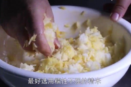 川菜大师版酱油炒饭,用手抓拌米饭，使蛋黄均匀包裹在米粒上。建议选用糯性不强的精米，如泰国米。