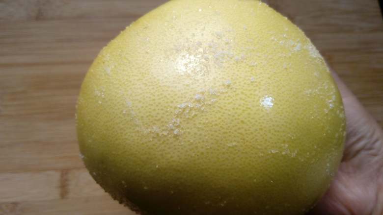 蜂蜜柚子茶,柚子一只，用盐在表皮搓揉，去除表皮上的腊，用水中清洗干净。