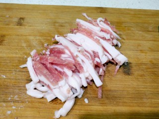 酸菜馅饺子,肉去皮，趁肉还没有完全解冻稍微硬一点的时候切丝。