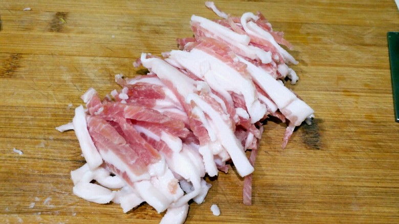 酸菜馅饺子,肉去皮，趁肉还没有完全解冻稍微硬一点的时候切丝。