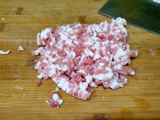 酸菜馅饺子,切完丝后在切成粒。