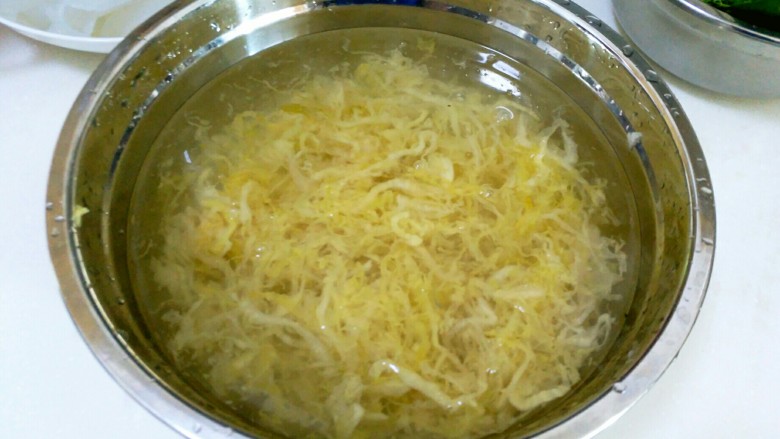 酸菜馅饺子,取半袋酸菜用清水清洗一遍。