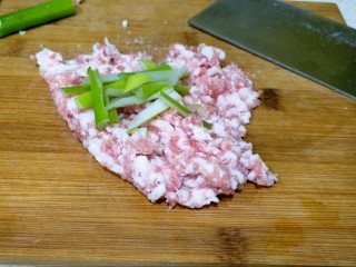 酸菜馅饺子,加入一小段葱叶，快刀斩肉末，把肉躲到细腻发黏为止。