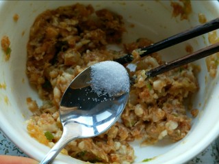 酸菜馅饺子,加入适量的盐，盐的量看你生抽，酱油的限度来定。