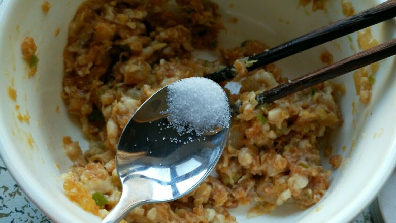 酸菜馅饺子,加入适量的盐，盐的量看你生抽，酱油的限度来定。