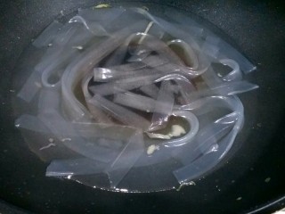 酸菜馅饺子,粉条提前泡一晚上，在用开水烫1分钟，变透明了就捞出来，放凉水里冲一下，然后切碎。