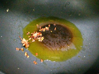 酸菜馅饺子,锅里放入冷油，花椒和大料同时下锅小火慢慢熬出香油，熬到花椒开始变黑为止。把渣扔掉。