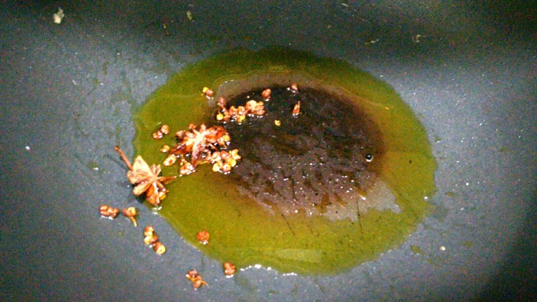 酸菜馅饺子,锅里放入冷油，花椒和大料同时下锅小火慢慢熬出香油，熬到花椒开始变黑为止。把渣扔掉。
