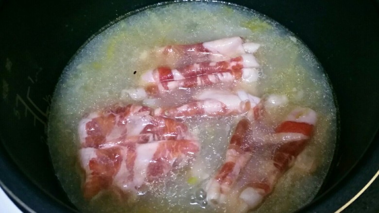 酸菜馅饺子,饺子汤再下羊肉卷，煮2分钟。